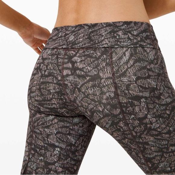 Lululemon Wunder Under Crop Scallop Full-On Luxtreme in Origami Lace Mul… - Picture 3 of 9